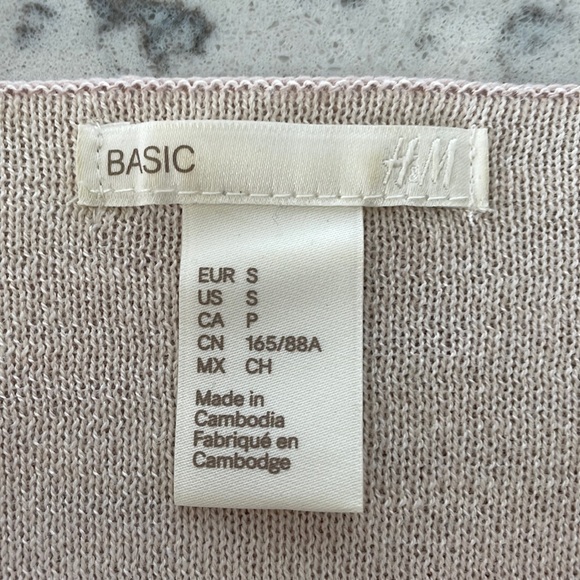 H & M Women’s long sleeved sweater. Light pink colored top in size small - Picture 2 of 6